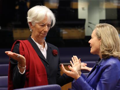 La presidenta del BCE, Christine Lagarde, y la vicepresidenta económica, Nadia Calviño, al comienzo del Eurogrupo celebrado en Luxemburgo.