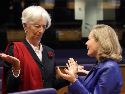 La presidenta del BCE, Christine Lagarde, y la vicepresidenta económica, Nadia Calviño, al comienzo del Eurogrupo celebrado en Luxemburgo.