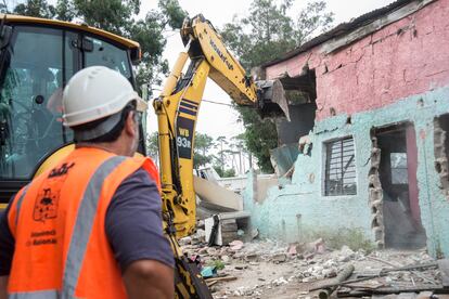 Brigadas de intendencia realizan la demolición de una vivienda en el asentamiento Kennedy.