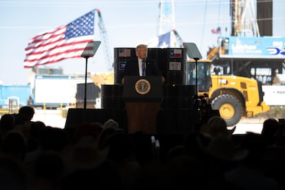 Trump, en un acto electoral en julio de 2020 junto a una plataforma petrolera en Midland (Texas).