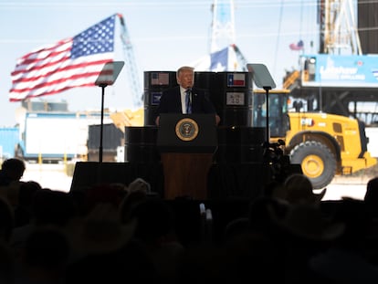 Trump, en un acto electoral en julio de 2020 junto a una plataforma petrolera en Midland (Texas).