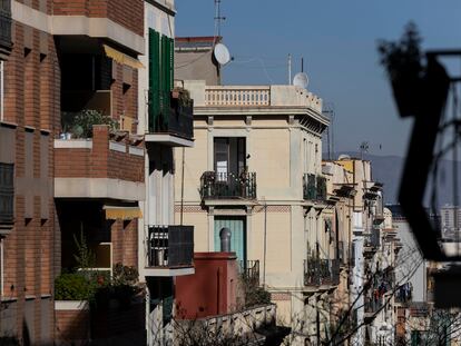 En la imagen una vista de viviendas del barrio de Poblesec y Sant Antoni de Barcelona.