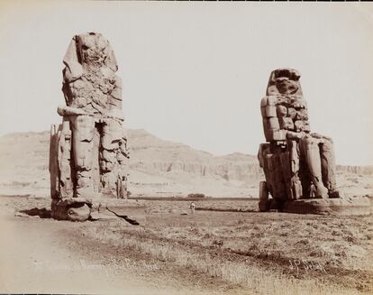 Fotografía de los colosos de Memnón, en Egipto, tomada por Pascal Sebah.