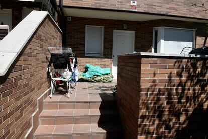 Vista de la entrada de la vivienda en Colmenar Viejo, en abril. 