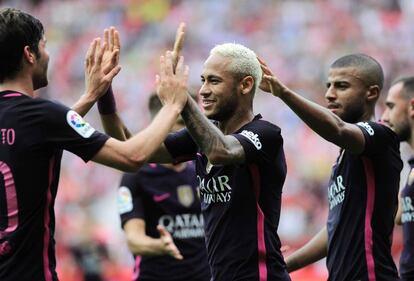Neymar del FC Barcelona celebra el tercer gol.
