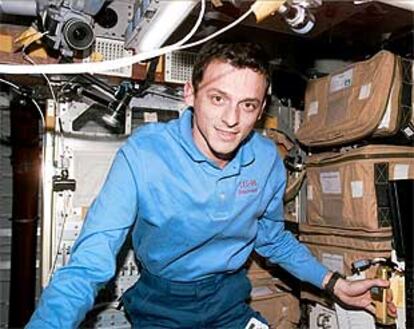 Pedro Duque, durante el vuelo espacial que realizó en 1998 a bordo del transbordador <b></b><i>Discovery</i> de la NASA.