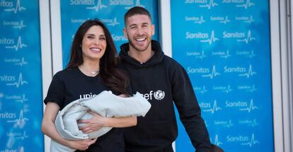 Sergio Ramos y Pilar Rubio, con su hijo.