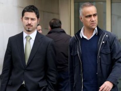 Sebastián García (derecha), junto a su abogado al salir del juzgado.