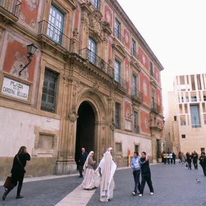 Plaza del Cardenal Belluga, con el ayuntamiento al fondo, en Murcia.