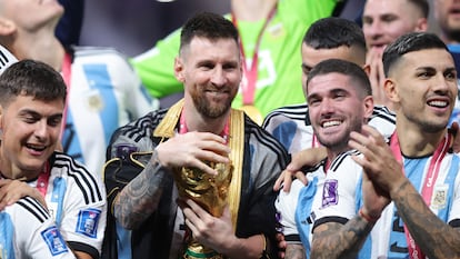 Lionel Messi, con la Copa del Mundo en las manos, durante la celebración de Argentina.
