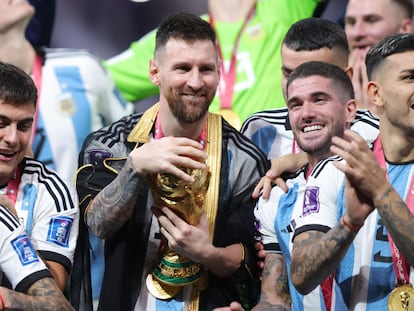 Lionel Messi, con la Copa del Mundo en las manos, durante la celebración de Argentina.