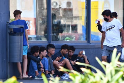 Menores marroquíes en el puerto de Ceuta, desde donde esperan llegar a la Península, en una imagen del 22 de septiembre.