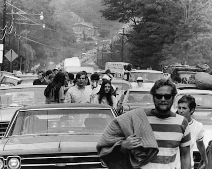 Asistentes del festival abandonan sus camiones, automóviles y autobuses mientras intentan llegar a White Lake en Bethel (Nueva York), el 15 de agosto de 1969. El New York Daily News informó el 16 de agosto que los automóviles se retrasaron hasta ocho horas entre la ciudad de Nueva York y el lugar del concierto, una distancia de menos de 160 kilómetros.