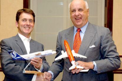 Stephen Murphy, consejero delegado de Virgin Management, y Etienne Davignon, presidente de SN Airholding, se estrechan la mano tras el acuerdo.