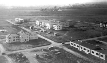 Construcción de la estación aérea naval de Sunnyvale, más tarde rebautizada como NAS Moffett Field, entre 1933 y 1934.
