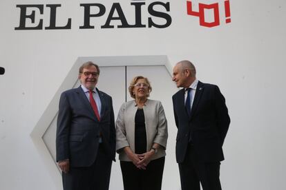 Juan Luis Cebrián, presidente del Grupo Prisa, y Antonio Caño, director de EL PAÍS, acompañan a Manuela Carmena durante la inauguración de la exposición del 40º aniversario de EL PAÍS.