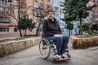 Mario Sancho, que padece una discapacidad en las piernas, en una calle de València a principios de mes.