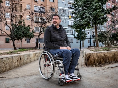 Mario Sancho, que padece una discapacidad en las piernas, en una calle de València a principios de mes.