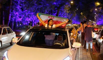 Iran&iacute;es celebran el pacto nuclear, el martes en Teher&aacute;n. 