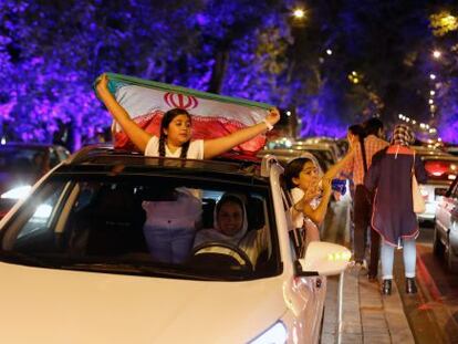 Iraníes celebran el pacto nuclear, el martes en Teherán.