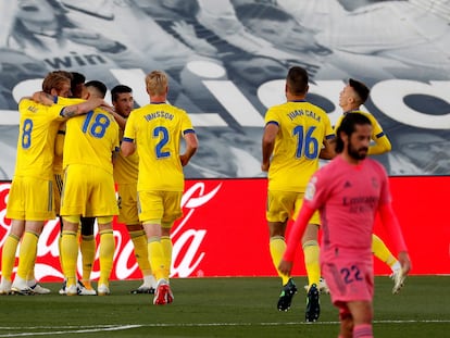 Los jugadores del Cádiz celebran el gol del Choco Lozano este sábado en el Estadio Alfredo Di Stéfano, en Madrid.