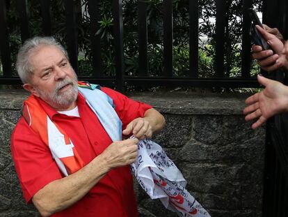 Lula cumprimenta apoiadores que se reuniram em frente a sua casa em S&atilde;o Bernardo, neste domingo. 