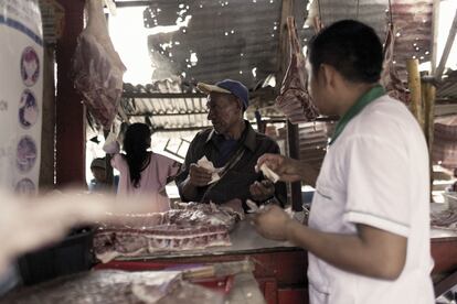 Un cliente compra carne en un mercado de alimentos en Riohacha, el 13 de agosto de 2022. 