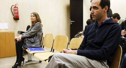 El exdirectivo de Invercaria Cristóbal Cantos, durante el juicio por su despido, junto a la expresidenta de la empresa Laura Gómiz.