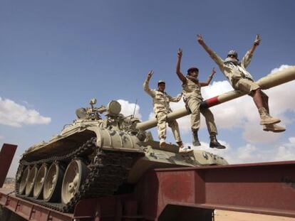 Rebeldes libios sentados en el ca&ntilde;&oacute;n de un tanque para combatir a las tropas leales a Muamar el Gadafi, en Bani Walid, Libia, el pasado 28 de septiembre. 