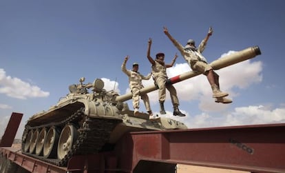Rebeldes libios sentados en el cañón de un tanque para combatir a las tropas leales a Muamar el Gadafi, en Bani Walid, Libia, el pasado 28 de septiembre.