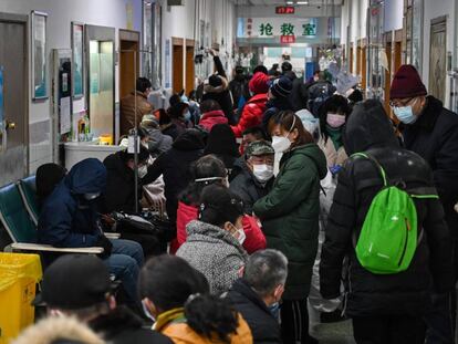 Gente con mascarilla en un hospital de Wuhan, en el mes de enero.