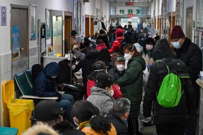 Gente con mascarilla en un hospital de Wuhan, en el mes de enero.