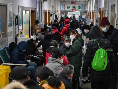 Gente con mascarilla en un hospital de Wuhan, en el mes de enero.