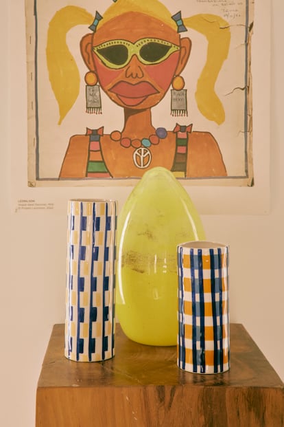 Uno de los pocos objetos heredados que tienen es esta pieza amarilla de cristal de Biot de la abuela de Louis. La lámina es una portada para 'Vogue' del artista brasileño José Leonilson y las cerámicas son de la tienda La Oficial de su barrio.
