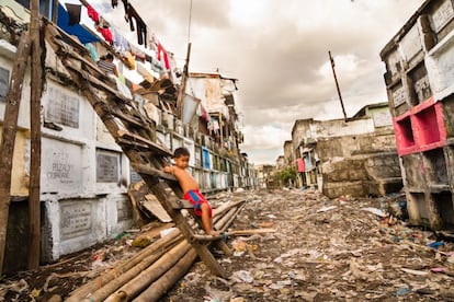 La tercera parte de la población de Gran Manila vive en suburbios: zonas inundables, vertederos, chabolas que rozan las vías del tren, bajo puentes o cementerios.