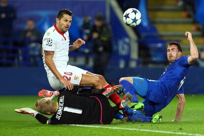 El portero Kasper Schmeichel, del Leicester, disputa el balón con Vitolo del Sevilla.