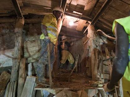 Un obrero excava el túnel, a 30 metros del término municipal de Barcelona.
