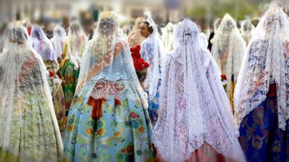 Miles de falleras participan desde ayer en la ofrenda de flores a la Virgen que colapsa todo el centro de la ciudad de Valencia.