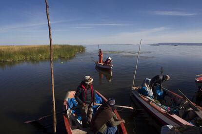 Un embarcadero en el lago adonde llegan un grupo de pescadores a horas tempranas. Uno de los problemas consiste en que no se sabe exactamente cuántos son los miembros de esta profesión, entre formales e informales.