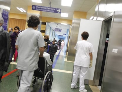 Un celador traslada a un paciente en el Hospital de Cruces, en Barakaldo (Bizkaia). 