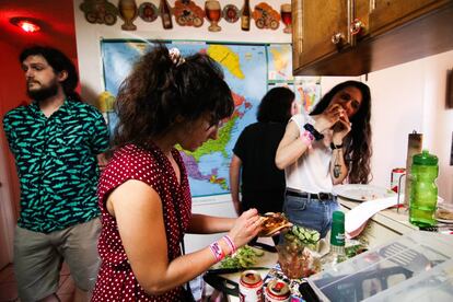 En casa, María prepara unas tortillas de patata de muerte y unas chistorras y chorizos a la cerveza para nuestros anfitriones que son para caerse. Han estado ya todos en España así que no les estamos engañando, son buenísimas. Con el estómago lleno vamos a nuestro primer concierto oficial en The Main, donde, al contrario de lo que nos tenían acostumbrados en Hotel Vegas, el trato es frío y el público la verdad que reacciona poco. Para resarcirnos, volvemos al Vegas donde nos dejan entrar como si fuéramos de la casa, con instrumentos y todo.