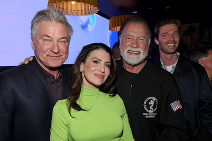 Alec Baldwin, Hilaria Baldwin, Arnold Schwarzenegger y Patrick Schwarzenegger en la inaguracion de un Planet Hollywood en Nueva York en 2025.