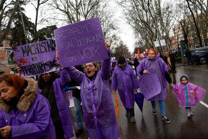 Paula, de tres años, camina junto a un grupo de mujeres en la manifestación del 8M en Madrid. 