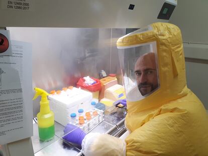 El biólogo Juan García Arriaza, en el Centro de Investigación en Sanidad Animal (CISA), en Valdeolmos (Madrid).