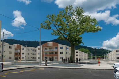 Personal militar en Socio Vivienda, al noroeste de Guayaquil, barrio nacido en 2012 como parte del proyecto Guayaquil Ecológico, impulsado por el Gobierno de Correa.