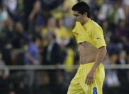 Riquelme, desolado al fallar el penalti que supuso la eliminación del Villarreal ante el Arsenal en la pasada Liga de Campeones.