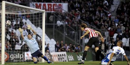 Llorente bate a Doblas en el cabezazo que supuso el segundo gol del Athletic.