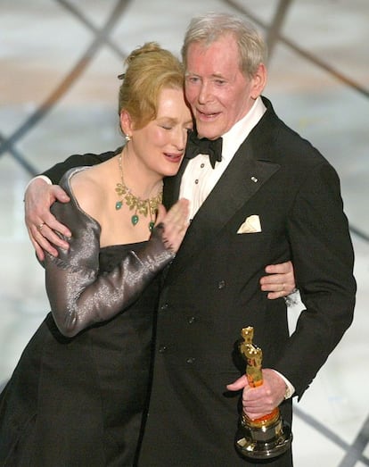 A atriz Meryl Streep abraça o ator Peter O'Toole, premiado com um Oscar pelo conjunto de sua carreira cinematográfica.