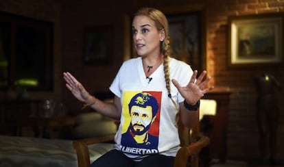 Lilian Tintori, esposa de Leopoldo L&oacute;pez, luce una camiseta por su liberaci&oacute;n.