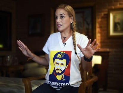 Lilian Tintori, mulher de Leopoldo López, veste camiseta pela sua libertação.